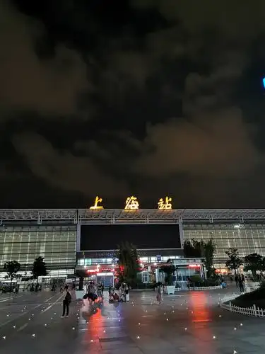 人们对火车站大都没有好印象,脏乱差,会欺骗外地人,可能更容易丢孩子.