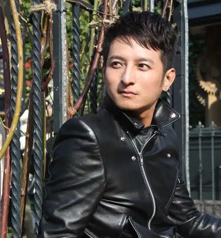 维嘉获神秘女子贴心披外套 搂肩同行并拥抱道别