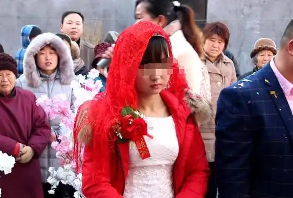 案例贵州一新娘抛下丈夫喝药自杀30年后丈夫不顾反对给妻子开棺