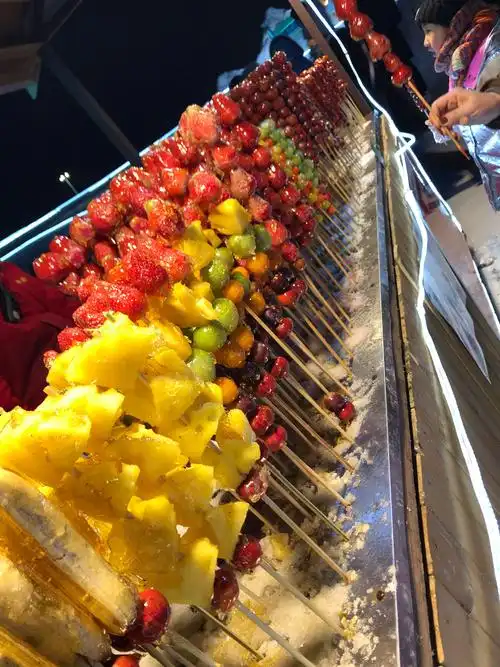 里面的冰糖葫芦可好吃了,就是很硬很硬,像棒冰一样!