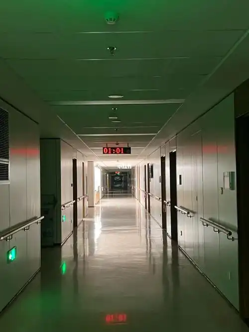 凌晨101的医院走廊
