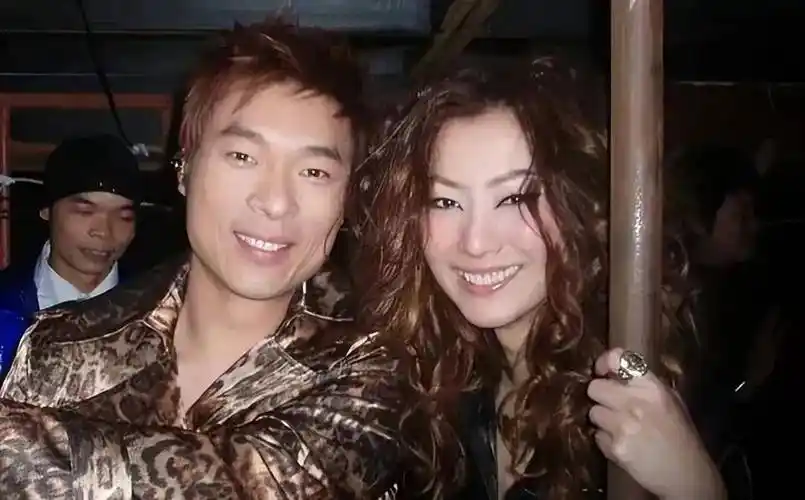 一家15口c位抢眼,许志安站后排,举止拘谨_网友_感情_事件