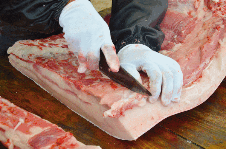 一是凭手感:变质的红肉摸起来会有黏糊糊的手感.