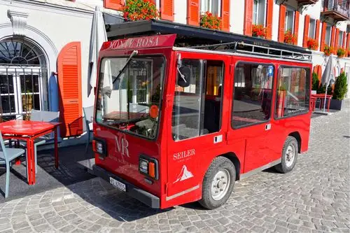 这是镇上的出租车.策马特小镇没有燃油车,空气非常清新干净.