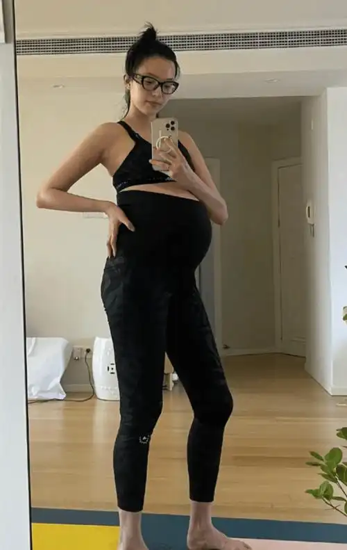 超模雎晓雯晒居家健身孕肚照 素颜自拍大肚凸凸