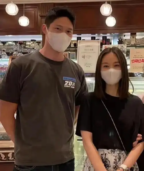 王子文吴永恩十指紧扣逛街#王子文和男友逛街被偶遇