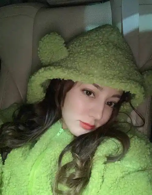 时隔近4个月,迪丽热巴终于营业晒出自拍,闭眼嘟嘴卖萌超可爱_美貌