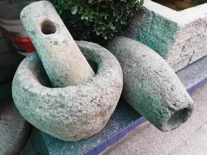 石臼是人类以各种石材制造的,用以砸,捣,研磨药材食品等的生产工具