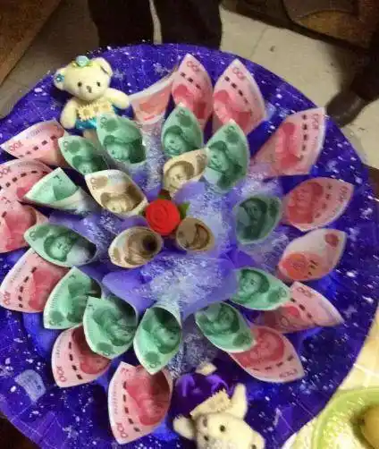 男子送9999.99元钞票花束给恋人