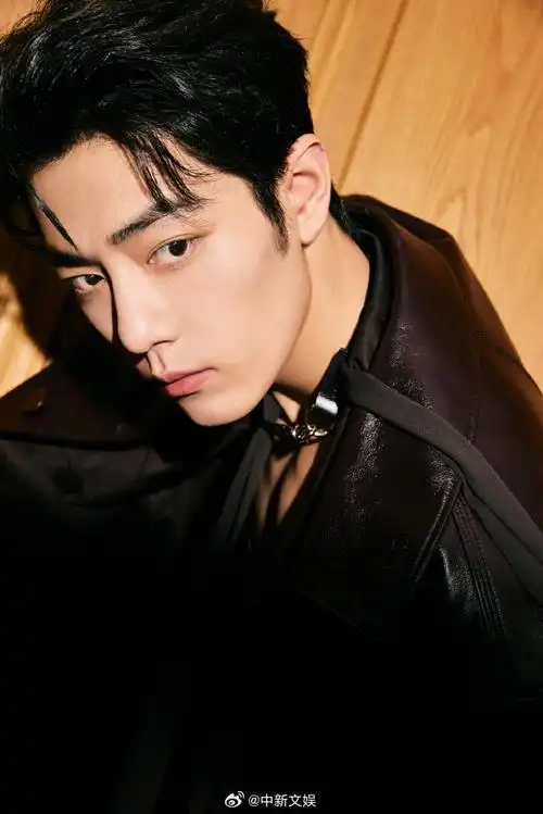 肖战看秀皮衣造型##肖战ins