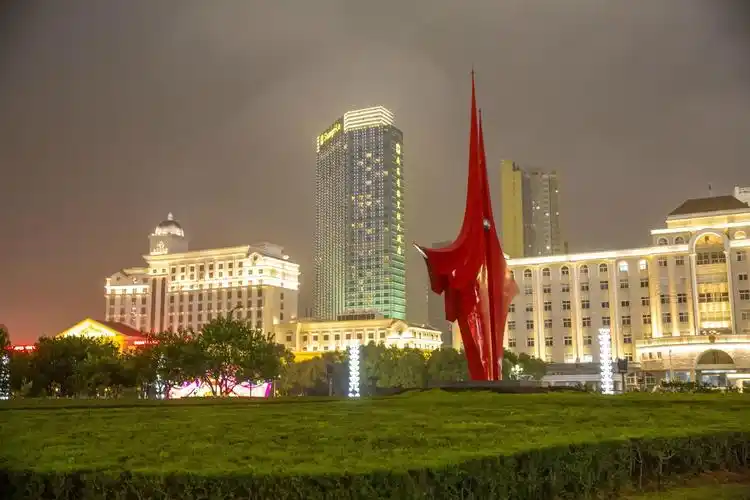 秋水广场是南昌新城的地标性建筑就在赣江边上与行政中心广场连在一起