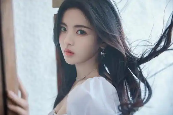 杨超越海边大片一袭白色连衣裙爱心耳环点缀发丝飞扬