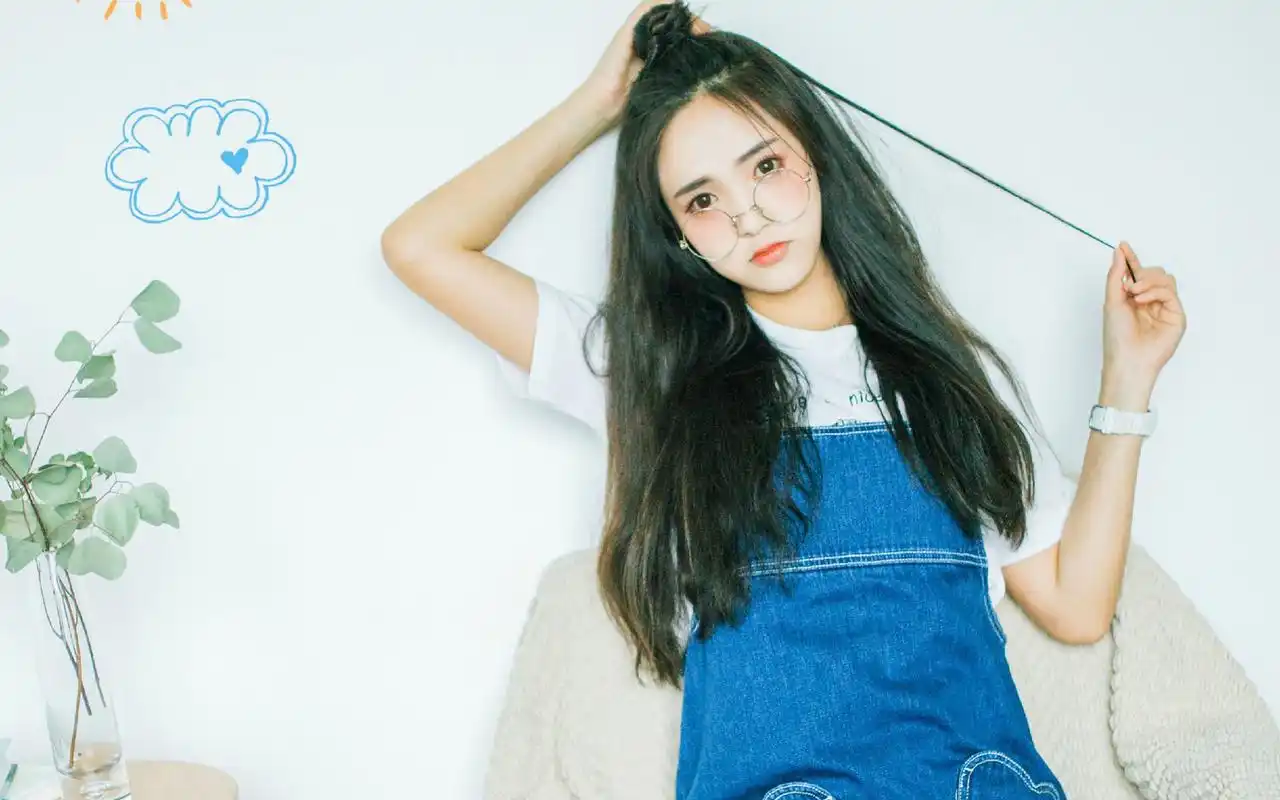 半丸子头可爱韩系少女写真电脑壁纸图片下载