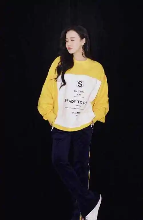 邹市明老婆冉莹颖就是敢穿皮衣内搭亮片连衣短裙身材凹凸有致