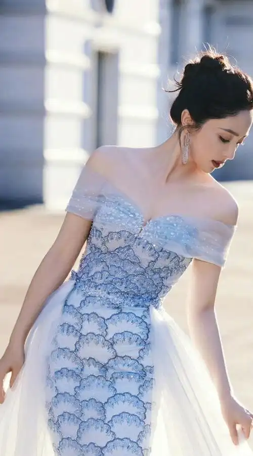 "女神龙"董璇年过40,身材十分丰腴性感,比年轻时更成熟迷人