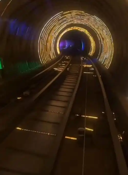 上海外滩观光隧道景色耀眼无比