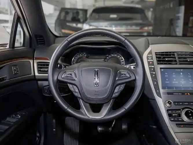 林肯mkz内饰风格十分年轻,饰以银色金属饰条,洋溢着活力,激荡着年轻人