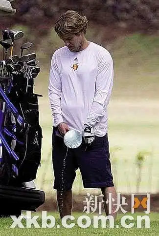 欧文-威尔森近日在夏威夷度假打高尔夫球,尿急起来,直接躲在高尔夫球