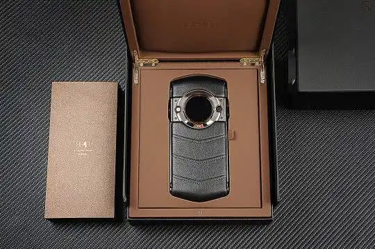 评测 > 正文8848m5这款手机是和知名奢侈品大师联名打造的新机,除了