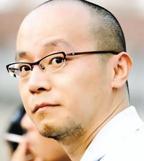 窦唯与姜昕的关系尚未划清界限,出于对可能的未来担忧,他决定主动出击