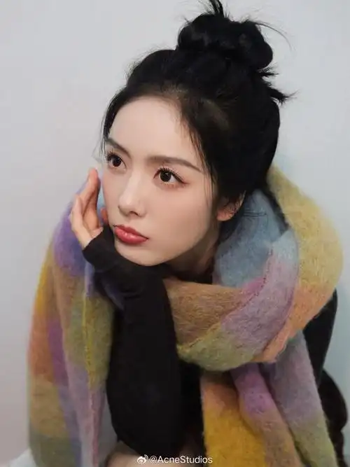 演员@蔡文静演绎#acnestudios#马海毛格纹围巾,缤纷撞色铺陈惬意冬日.