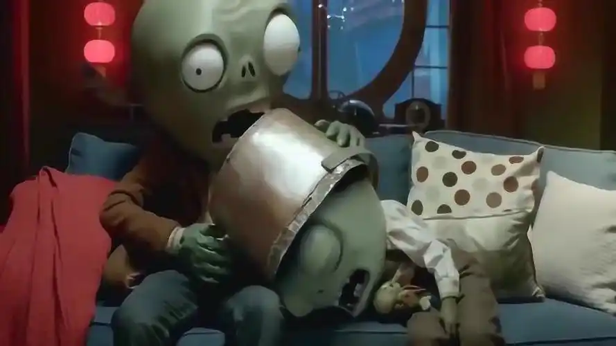 小僵尸和爸爸一起看电视,这画面真的是太温馨了