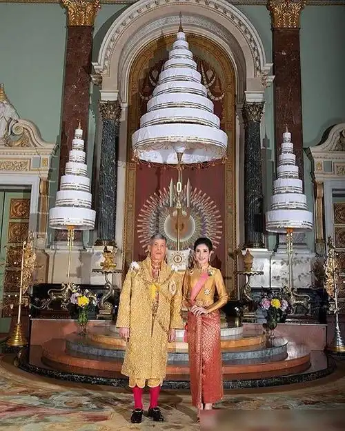 泰国王室官宣国王王后最新肖像照一身金色裙比当时贵妃都惊艳