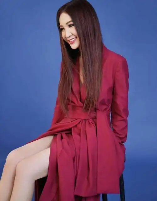 温碧霞为捞金很卖力真空穿丝绒西装配皮手套53岁气质惊艳