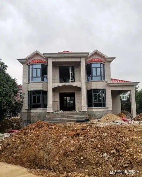 带柴火房小别墅,业主建了地下室,放杂物吃柴火饭,很符合农村