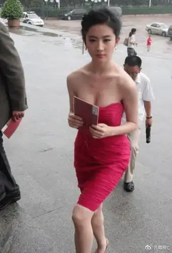 有种"放开"叫刘亦菲的纹身,当她转身的那一刻,粉丝:笑不出来