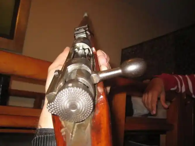 三八大盖枪栓后     有个很大的防尘套   另一个让人印象深刻的就是