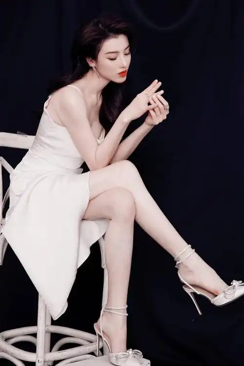 葛天的花瓶身材好迷人透视羽毛裙大秀婀娜比例举手投足皆风情