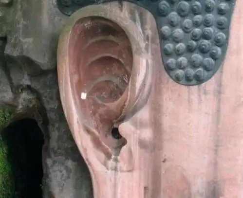 四川乐山大佛胸口旁有一间密室,专家进去一看,证实了千年传说