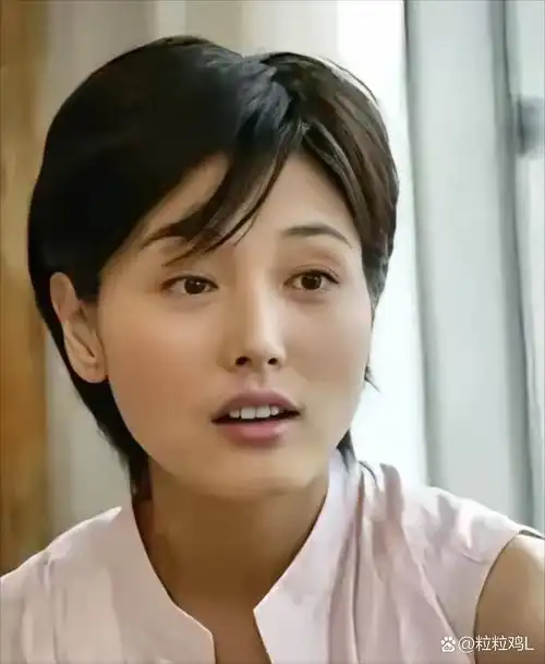 她在超火的《父母爱情》里狠狠刷了一波脸,演技简直绝了,角色被她拿捏