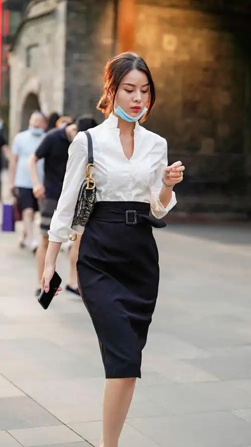 白衬衫搭配黑色半身裙,穿出了正式感和职业范,很适合职场穿着