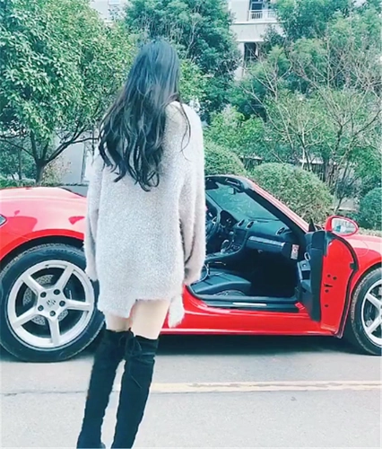 55万保时捷现街头看到女车主背影那一刻都没心思看车