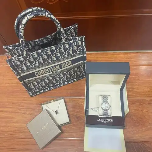 16615浪琴心月  在带钻和无钻几款中选了无钻罗马数字版本,真的