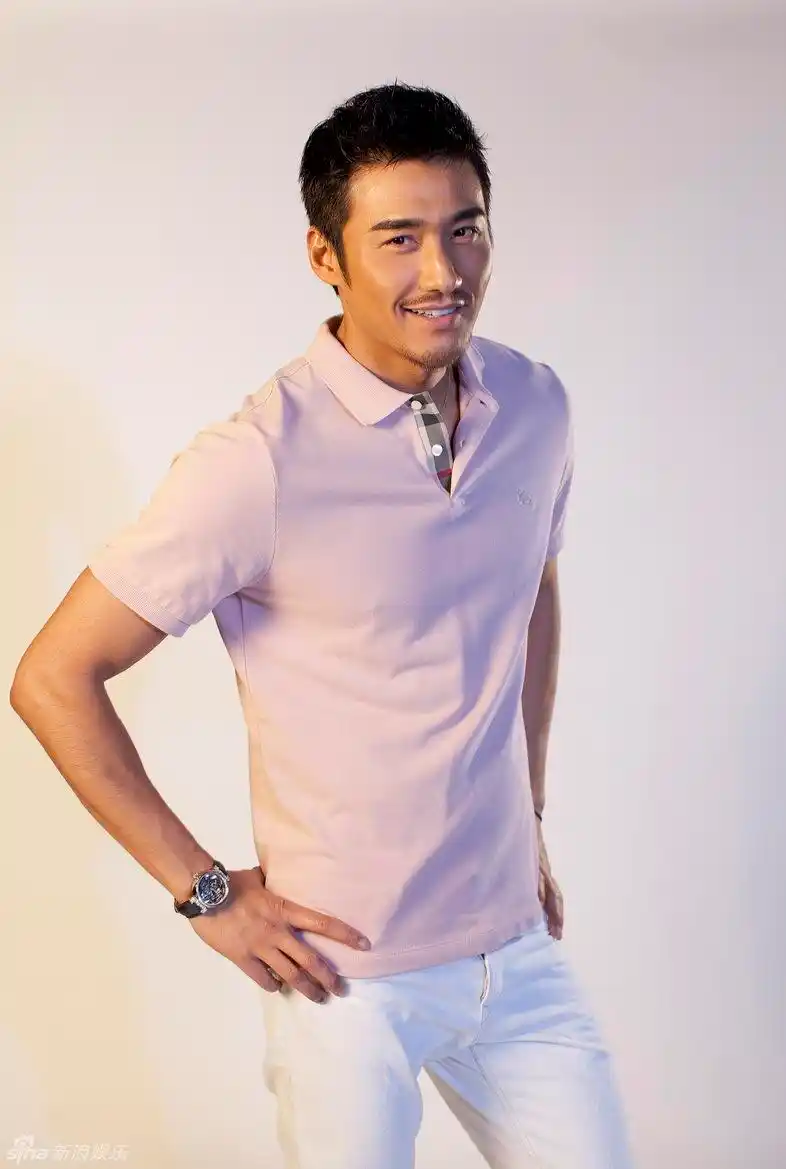 胡兵在澳门dfs环球免税店演绎burberry博柏利2010春夏男装1