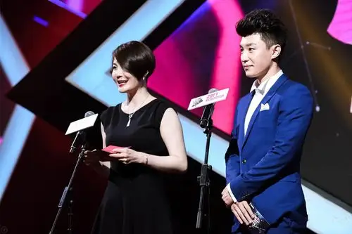 代旭西装亮相影视盛典 颁奖现场尽展不凡气度