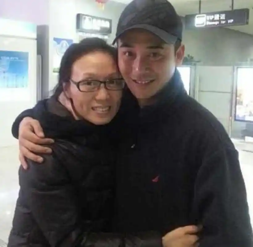 丁克夫妻的他们,结婚十四年,小15岁丈夫还帅,她却变得认不出