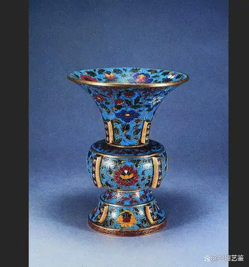 掐成各种花纹焊上,然后把珐琅质的色釉填充在花纹内烧制而成的器物