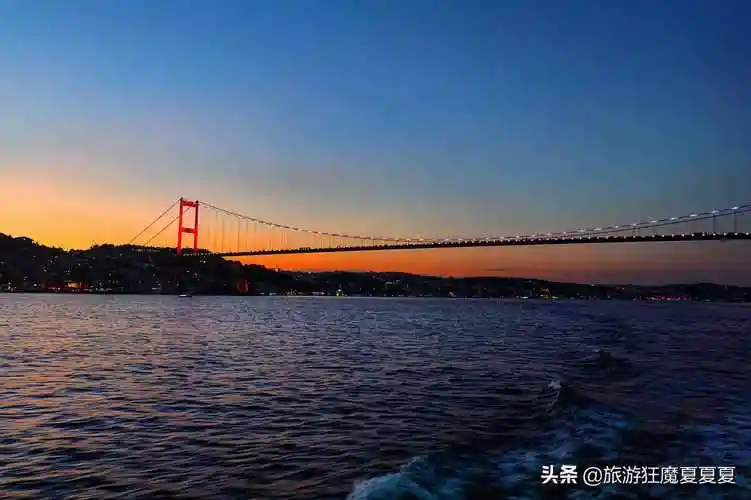 亚欧大陆分界海峡,两岸都是名胜古迹,还有欧洲第一大吊桥