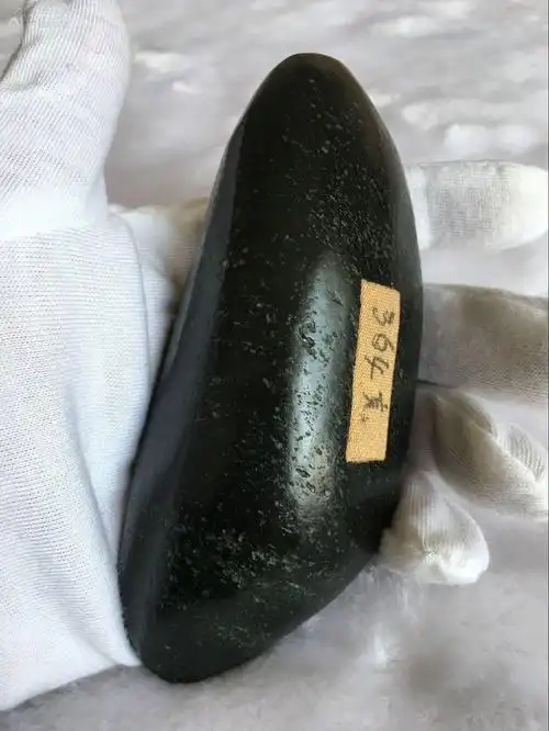 【罕有少见之真玉,和田玉黑皮籽料挂件】"瓷看底,玉看皮",真黑皮,好皮