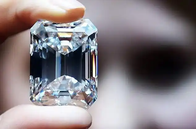 100克拉祖母绿钻石拍出1.37亿天价(组图)