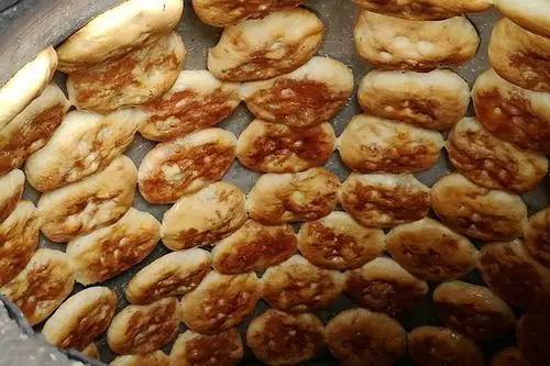 刚出炉的肉光饼,金黄诱人,明显的猪油香,趁热啃一个,香脆可口.