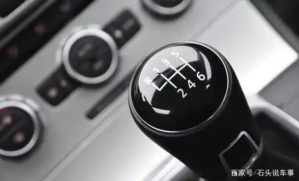 手动挡车踩离合器换挡时,要不要松油门?一文告诉你缘由