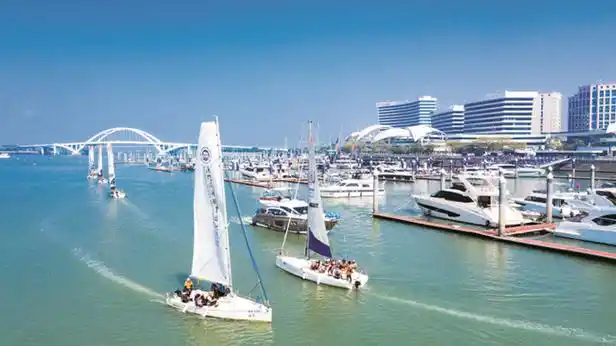 帆船在五缘湾扬帆出海.五缘湾游艇汇供图