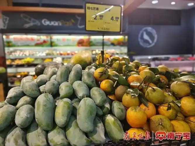 南宁一家大型超市内,桂七芒果2.99元/斤,夏橙4.58元/斤