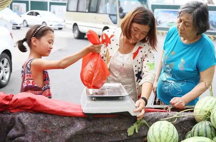 12岁女孩凌晨3点陪父母卖瓜:想多陪陪他们