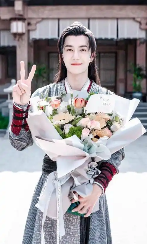 王一博《有翡》剧照中最萌的一张,也太可爱了一点_弟弟_谢允_王甜甜